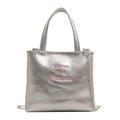Bolso tote de cuero plateado metalizado con bordado rosa y cadena de metal fina - Plateado