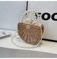Borsa a mano a mezzaluna in paglia intrecciata con manico di perle e tracolla - Bianco Sporco