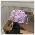 Fliederfarbene Beuteltasche mit Seidenschleifen und goldener Kette im süßen Stil - Lila