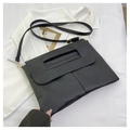 Große schwarze PU-Ledertasche mit hohlem Griff und verstellbarem Schultergurt - Schwarz
