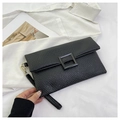 Detail der strukturierten schwarzen Clutch mit matter Quadratschnalle und Handschlaufe - Schwarz
