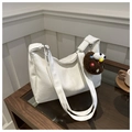 Détail d'un sac cabas blanc en cuir PU grainé avec bretelles et un pendentif en peluche marron - Blanc