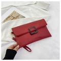 Detail der roten Umschlag-Clutch mit feiner Webstruktur und schwarzem Schnallenverschluss - Rot