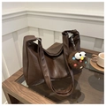 Détail du sac cabas marron café en PU souple avec texture grainée et charm en peluche - Marron