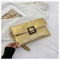 Detailansicht der goldenen Umschlag-Clutch mit Wellenstruktur und schwarzer Schnalle - Gold