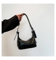 Detalle del bolso hobo de cuero suave negro con cremalleras y remaches metálicos plateados - Negro