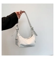 Detalle de bolso hobo de cuero PU blanco con cremalleras estilo motero y hebilla plateada - Blanco