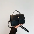 Borsa a tracolla quadrata nera classica con dettagli dorati e logo alla moda chic - Nero