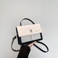 Borsa a tracolla alla moda nera e bianca con chiusura dorata e testo FASHION BAGS - Bianco