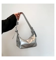 Detalle del bolso hobo plateado metalizado con acabado brillante y correa ajustable - Plateado