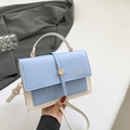 Borsa a tracolla bicolore azzurro e crema con elegante scritta dorata decorativa - Blu