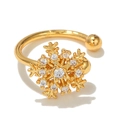 Elegante anello a fiocco di neve placcato oro 18K con zirconi su sfondo bianco puro - Stile Fiocco di Neve (EGJ0034) / Oro