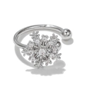 Dettaglio macro dell'orecchino a fiocco di neve in argento con zircone e perla metallica - Stile Fiocco di Neve (EGJ0034) / Argento