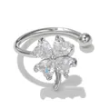 Dettaglio macro di orecchino a quadrifoglio con zirconi a cuore e finitura argento - Stile Trifoglio (EGJ0033) / Argento