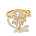 Dettaglio macro di un orecchino ear cuff oro 18K con zirconi a cuore e piccole sfere - Stile Trifoglio (EGJ0033) / Oro