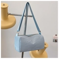 Sac polochon bleu clair à texture plissée avec bandoulière en tissu élégante - Bleu
