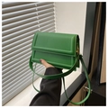 Detail van grasgroene minimalistische crossbody tas met goudkleurige hardware en brede riem - Groen