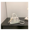 Details der weißen Stepptasche mit goldener Schnalle und glatter Ledertextur - Silber
