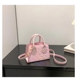 Detailansicht der rosa gesteppten PU-Leder-Minitasche mit verstellbarem Riemen und Goldteilen - Rosa