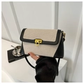 Dettaglio borsa a tracolla in tela beige con finiture in pelle nera e chiusura dorata - Nero