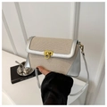 Dettaglio della borsa a tracolla chic con cuciture a contrasto, tessuto crema e bordi argento - Argento