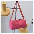 Sac cylindrique rose avec texture froissée et détails de fermeture éclair rouge vif - Rose Rouge