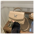 Détail du sac à bandoulière abricot avec fermoir papillon argenté et matelassage en V - Kaki