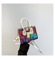 Borsa a mano geometrica colorata con manici bianchi e tracolla regolabile - Bianco