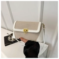 Dettaglio delle cuciture, trama in tela beige e chiusura dorata su borsa a tracolla quadrata - Bianco