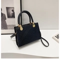 Dunkelblaue Handtasche aus Lackleder mit Webmuster und goldenen Metallbeschlägen - Schwarz