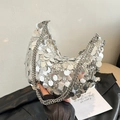 Schicke silberne Halbmondtasche mit großen Metallpailletten und eleganter Kette - Silber
