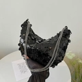 Schicke Abendtasche mit schwarzen Pailletten, silberner Kette und eleganter Hobo-Form - Schwarz