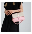 Detail der rosa Kunstledertasche mit beiger Stroh-Klappe und Metall-Druckknopf - Rosa