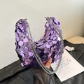 Glänzende lila Pailletten-Halbmondtasche mit eleganten silbernen Doppelkettenriemen - Lila