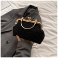 Détail d'un sac de soirée à paillettes noires avec cadre doré et poignée en métal - Noir