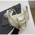 Bolso medialuna de cuero PU crema texturizado con hebilla metálica dorada ajustable - Blanco Roto