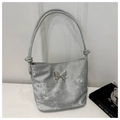 Detail der silbernen Beuteltasche mit Schmetterlingsschnalle und Glitzer-Finish - Grau