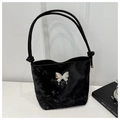 Minimalistische schwarze Samt-Beuteltasche mit silberner Schmetterlingsschnalle und Knotengurt - Schwarz