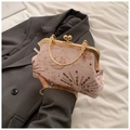 Détail du sac vintage en satin rose avec broderie lune et fermoir doré - Rose