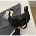 Bolso de media luna de cuero PU negro mate con herrajes dorados y textura retro - Negro