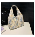 Detailansicht der beigefarbenen Canvas-Tasche mit elegantem blauen Hortensien-Print - Beige