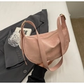 Bolso bandolera de media luna rosa en ante sintético suave con cremallera dorada - Rosa
