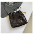 Elegante borsa a secchiello con paillettes nere, dettagli in corda gialla e catena - Nero