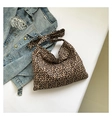Borsa leopardata chic con tracolla regolabile sopra giacca in denim blu - Stampa leopardata marrone classica / Leopardo Marrone
