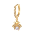 Détail d'une boucle d'oreille abeille en or 18k avec cristaux et une perle ronde brillante - Style Abeille Perle(EK00070)