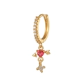 Détail de la boucle d'oreille dorée avec pendentif cœur rouge et oxydes de zirconium - Style Flèche Cœur Rouge(EK00068)