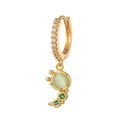 Detail von vergoldeten Creolen mit Zirkonia-Mikropavé und grünen Opal-Anhängern - Gold Grüner Stein Stil (EK00044)