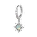 Dettaglio orecchino a cerchio in argento con pietra verde pallida e pendente a fiore - Stile Fiore Radioso / Argento