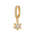 Dettaglio di un orecchino a fiocco di neve placcato oro con scintillanti zirconi cubici - Stile Fiocco di Neve / Oro