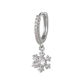 Dettaglio di un orecchino a fiocco di neve in argento con zirconi su sfondo bianco - Stile Fiocco di Neve / Argento